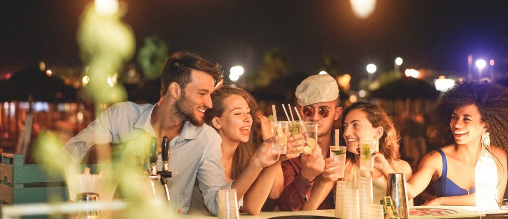 Convidar ou não convidar colegas de trabalho? Eis a saia justa…   