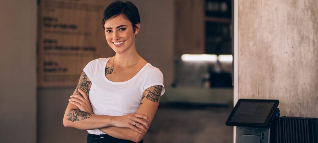 Tatuagem no trabalho e no processo seletivo. O que fazer com ela?