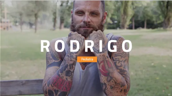 Homem tatuado sorrindo. Na imagem está escrito Rodrigo, o pediatra do exemplo de um vies inconsciente
