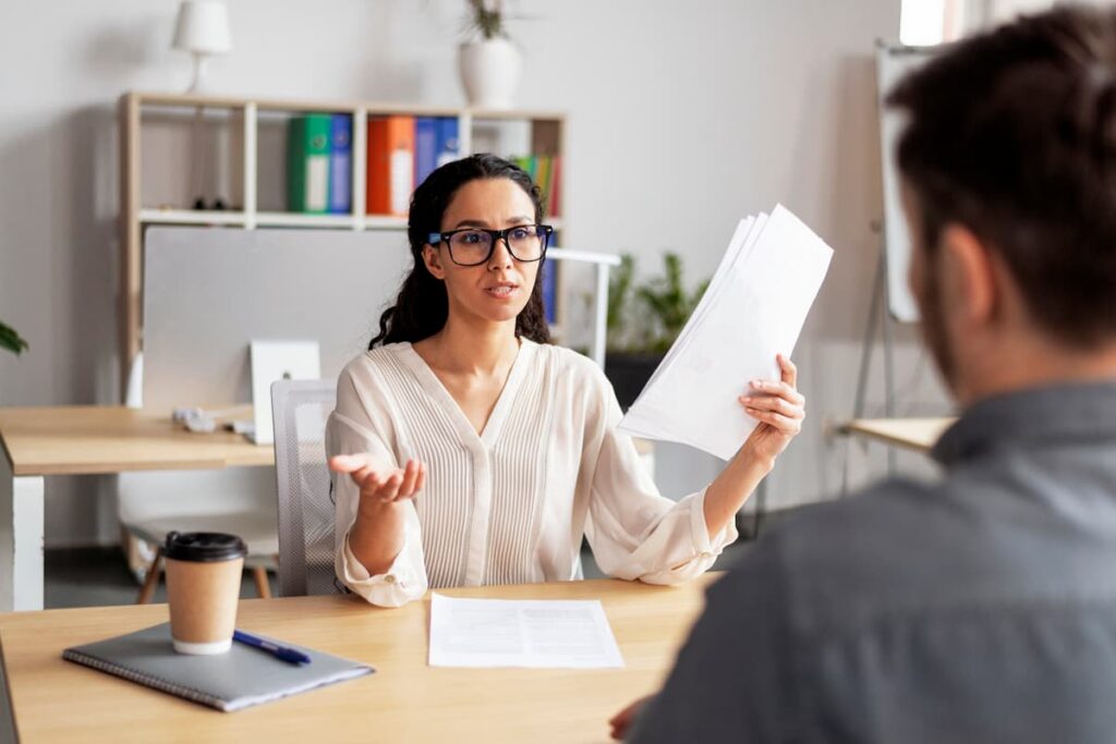 O que não fazer em uma entrevista de emprego: erros que podem te eliminar