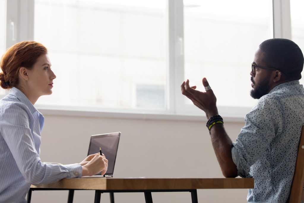 Qual é a diferença entre dar retorno e feedback?