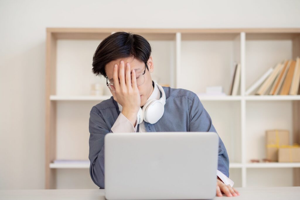 Abaixo ou a baixo? 14 erros de português comuns no trabalho