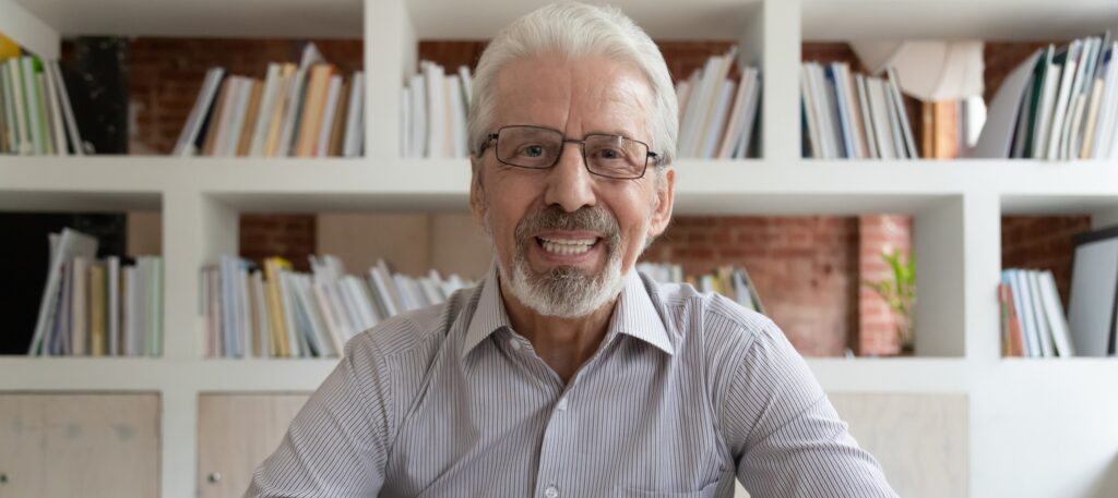 Contratar pessoas mais velhas: entenda os benefícios e quando fazê-lo