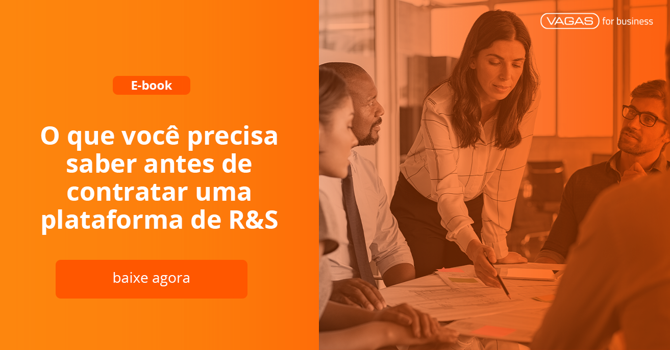 Mulher conversando em uma reunião e dizeres "E-book O que você precisa saber antes de contratar uma plataforma de R&S"