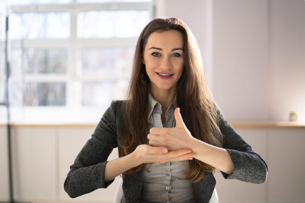 Surdos no mercado de trabalho: como é a realidade em 2025