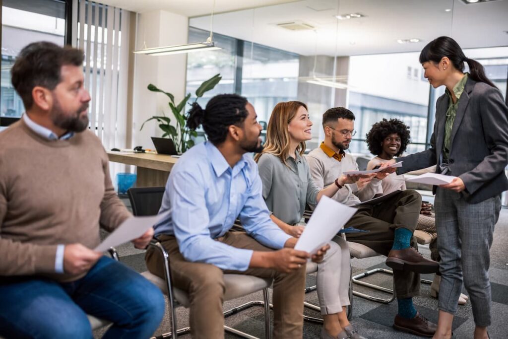 O que vestir em uma entrevista de emprego: dicas para uma primeira impressão perfeita