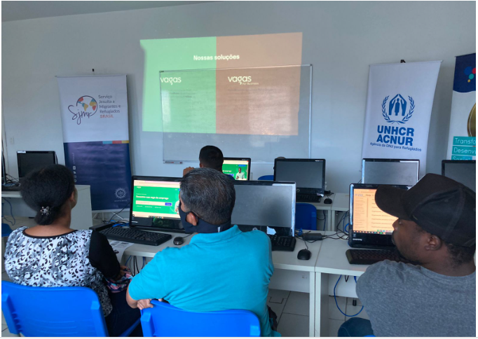Imagem de uma sala de aula com um workshop da Vagas para refugiador em parceria com a ACNUR.