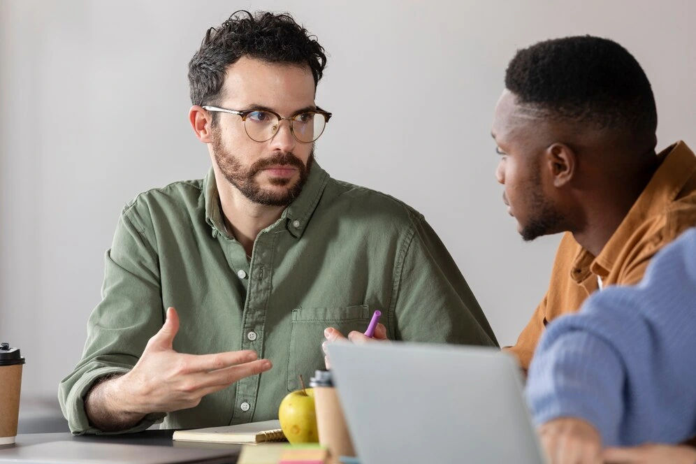 imagem de duas pessoas conversando
