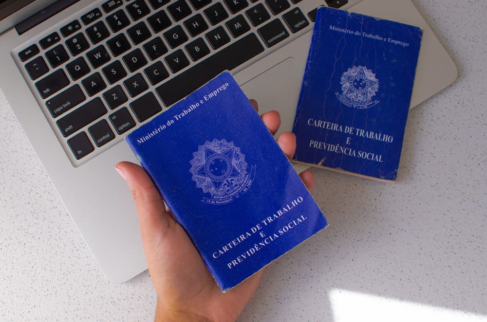 O que é trabalhar de CLT? Entenda como funciona a famosa ‘carteira assinada’