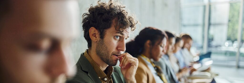 Cresce o número de profissionais que buscam oportunidades mesmo empregados